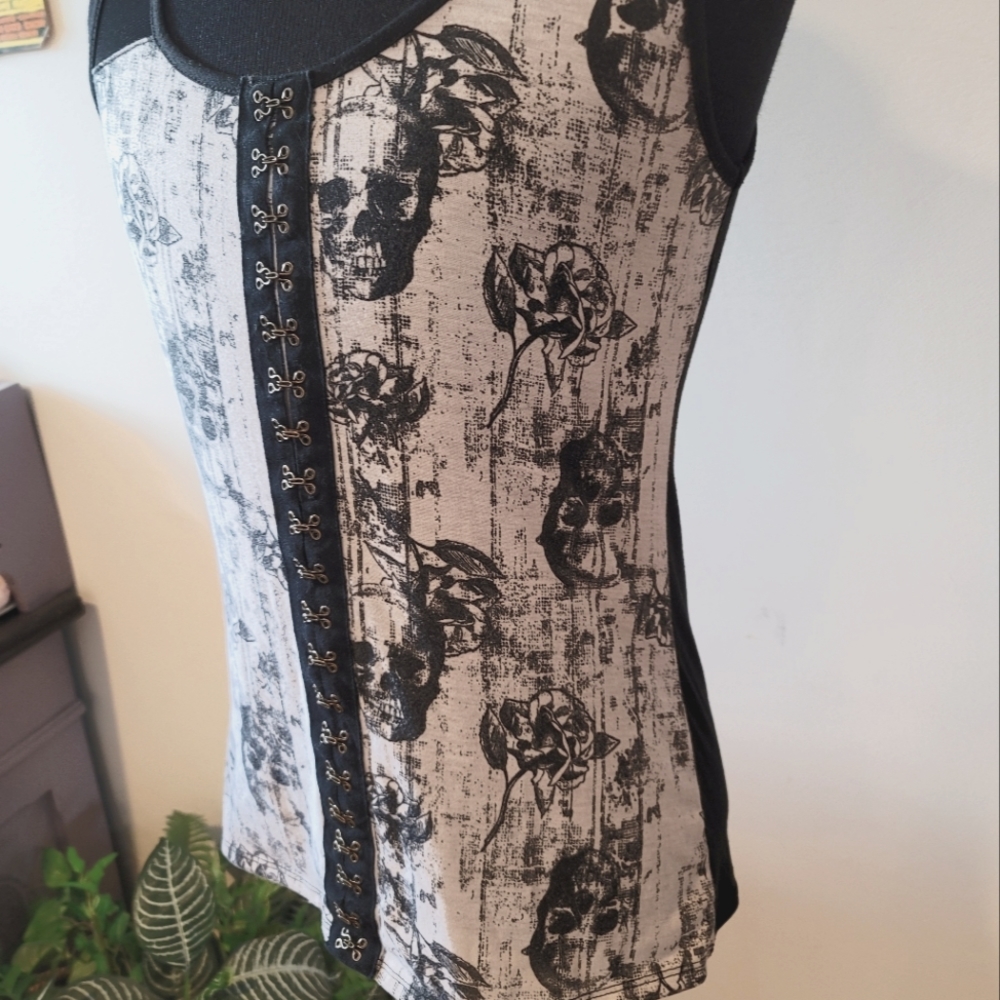 Skull And Rose's B&W Eyelet Front With Net - image 1